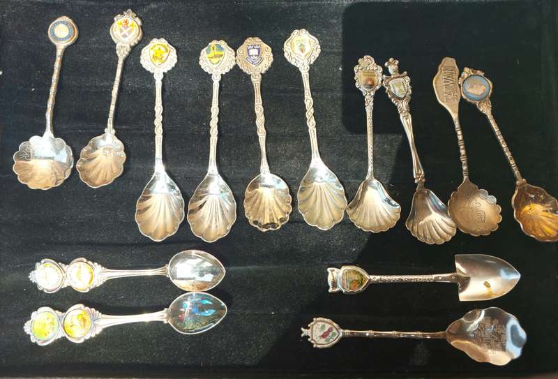A VINTAGE JOBLOT MEMORABILIA SPOONS