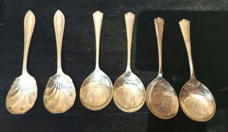 AN ANTIQUE COLLECTION EPNS SPOONS SOLD AS IS