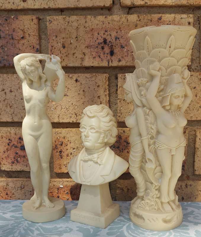 A COLLECTION OF VINTAGE CERAMIC FIGURINES AND AN ORNATE VASE