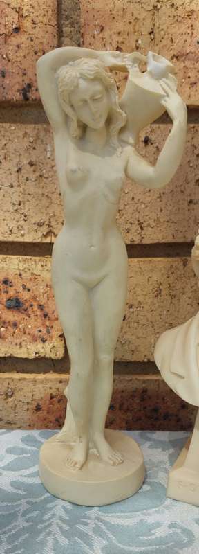 A COLLECTION OF VINTAGE CERAMIC FIGURINES AND AN ORNATE VASE