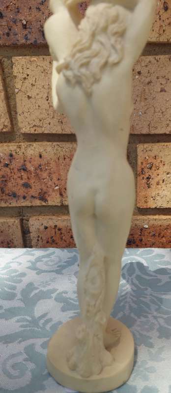 A COLLECTION OF VINTAGE CERAMIC FIGURINES AND AN ORNATE VASE