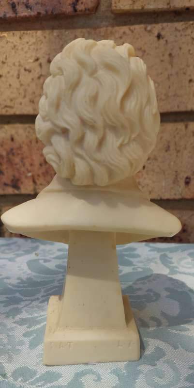 A COLLECTION OF VINTAGE CERAMIC FIGURINES AND AN ORNATE VASE