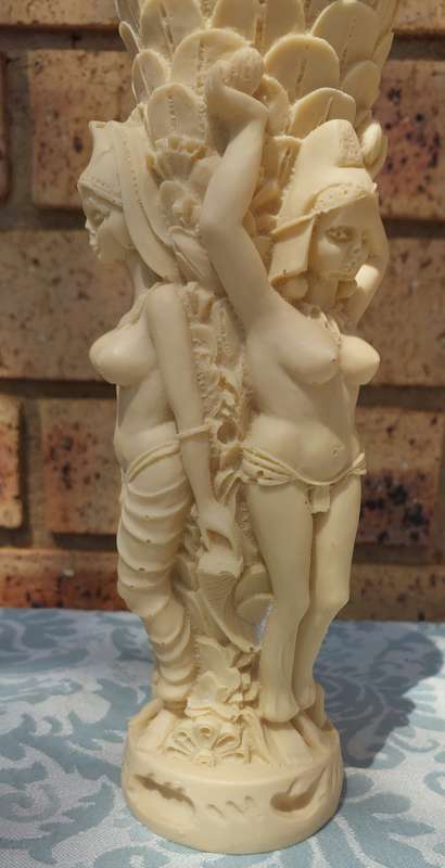 A COLLECTION OF VINTAGE CERAMIC FIGURINES AND AN ORNATE VASE