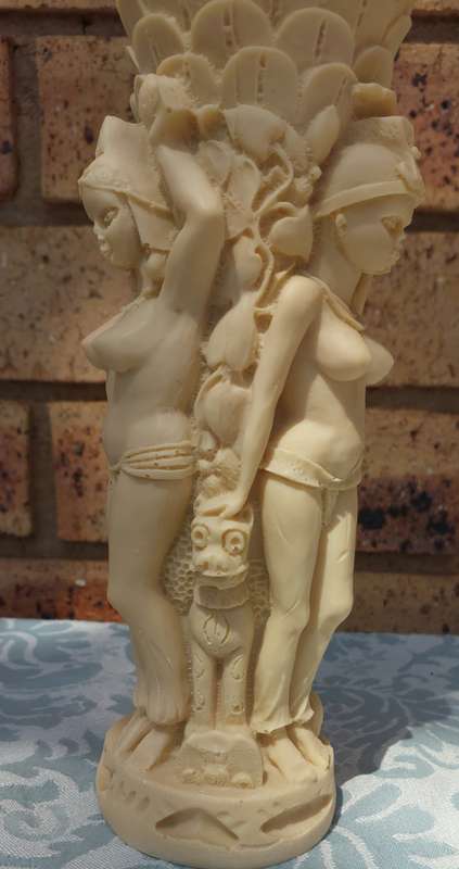 A COLLECTION OF VINTAGE CERAMIC FIGURINES AND AN ORNATE VASE