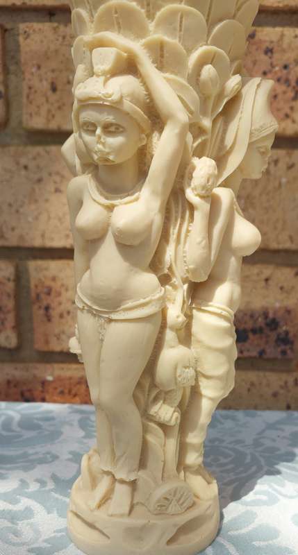 A COLLECTION OF VINTAGE CERAMIC FIGURINES AND AN ORNATE VASE