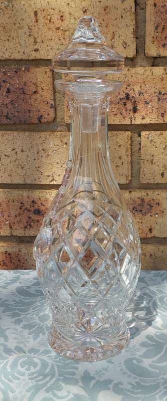 A GENUINE CRYSTAL DECANTER IN MINT CONDITION
