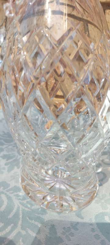 A GENUINE CRYSTAL DECANTER IN MINT CONDITION