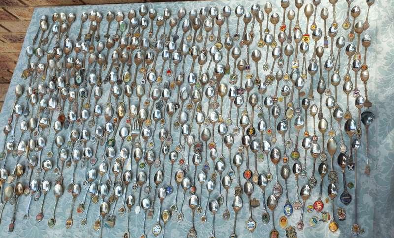 AN ENTIRE COLLECTION OF VINTAGE MEMORABILIA SPOONS