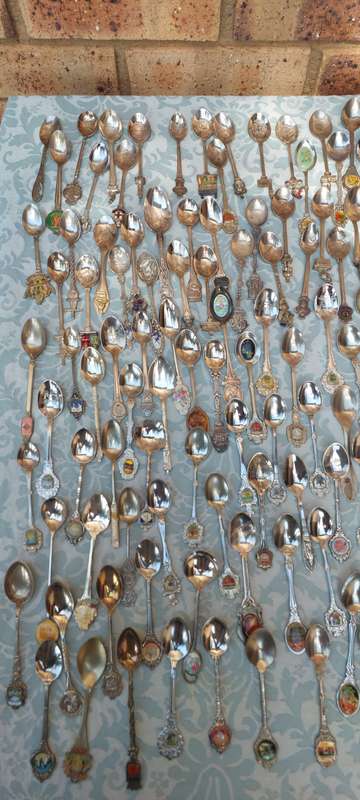 AN ENTIRE COLLECTION OF VINTAGE MEMORABILIA SPOONS