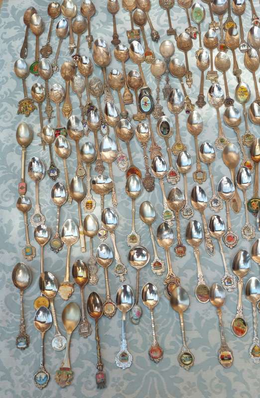 AN ENTIRE COLLECTION OF VINTAGE MEMORABILIA SPOONS