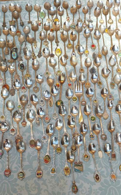 AN ENTIRE COLLECTION OF VINTAGE MEMORABILIA SPOONS
