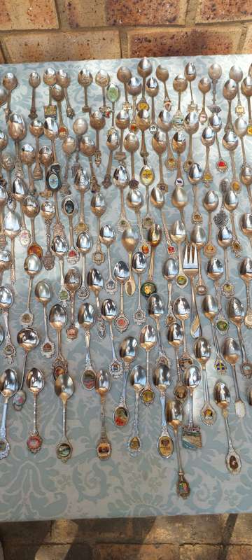 AN ENTIRE COLLECTION OF VINTAGE MEMORABILIA SPOONS