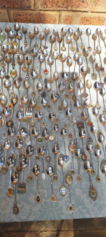 AN ENTIRE COLLECTION OF VINTAGE MEMORABILIA SPOONS