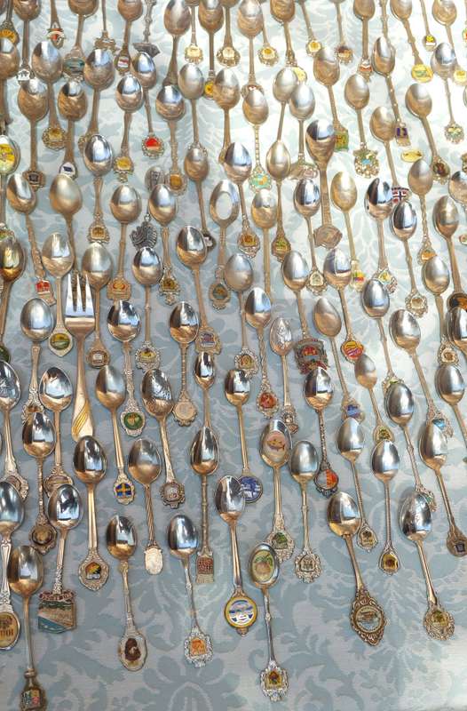 AN ENTIRE COLLECTION OF VINTAGE MEMORABILIA SPOONS