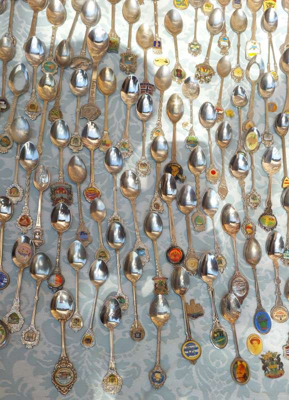 AN ENTIRE COLLECTION OF VINTAGE MEMORABILIA SPOONS