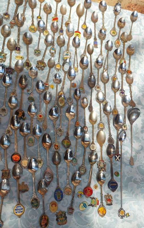 AN ENTIRE COLLECTION OF VINTAGE MEMORABILIA SPOONS