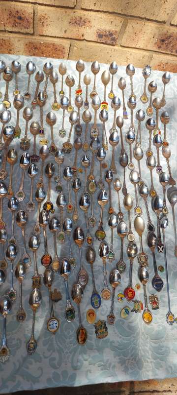 AN ENTIRE COLLECTION OF VINTAGE MEMORABILIA SPOONS