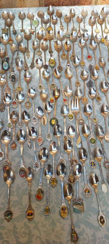 AN ENTIRE COLLECTION OF VINTAGE MEMORABILIA SPOONS