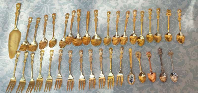 AN ENTIRE COLLECTION OF EETRITE DESERT AND CAKE CUTLERY GOLDPLATED