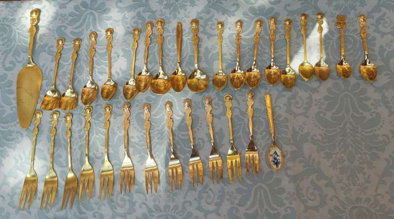AN ENTIRE COLLECTION OF EETRITE DESERT AND CAKE CUTLERY GOLDPLATED