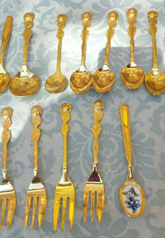 AN ENTIRE COLLECTION OF EETRITE DESERT AND CAKE CUTLERY GOLDPLATED
