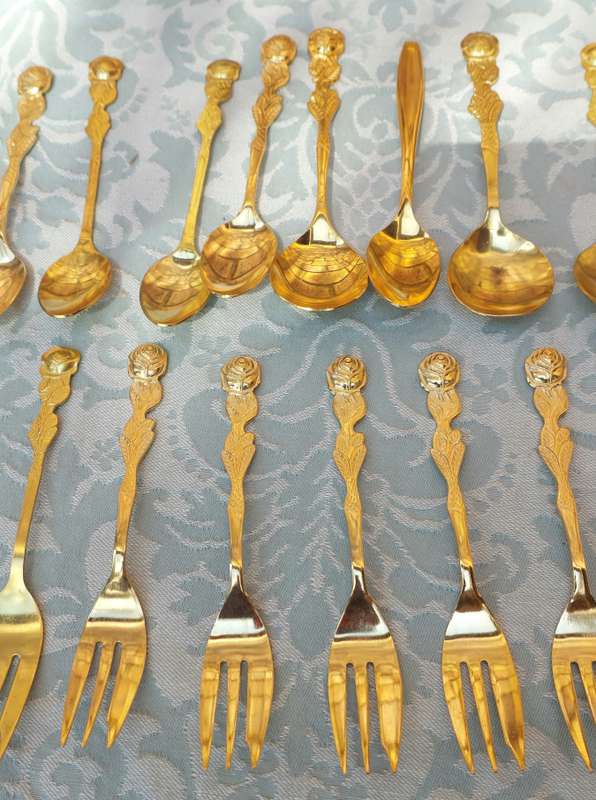 AN ENTIRE COLLECTION OF EETRITE DESERT AND CAKE CUTLERY GOLDPLATED