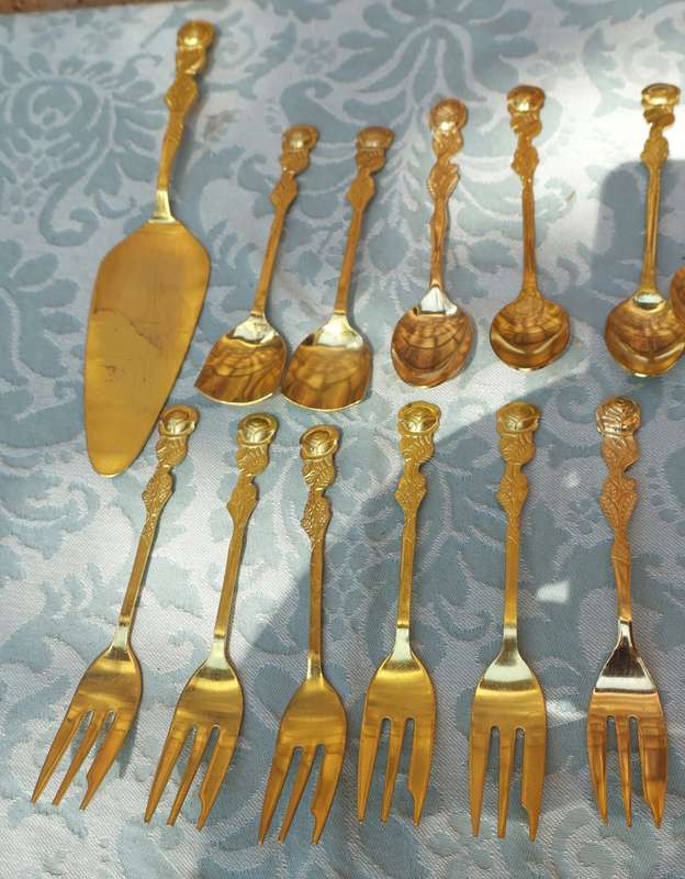 AN ENTIRE COLLECTION OF EETRITE DESERT AND CAKE CUTLERY GOLDPLATED