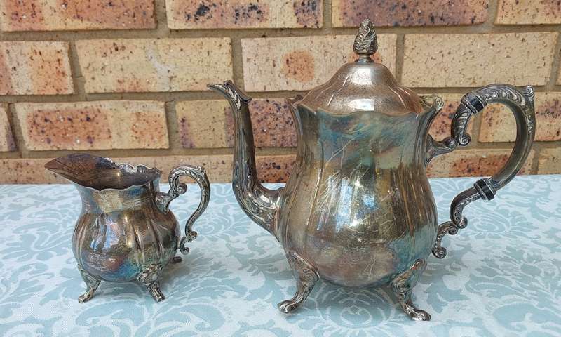 AN ORNATE VICTORIAN STYLE TEA AND MILK JUG SET VINERS INTERNATIONAL