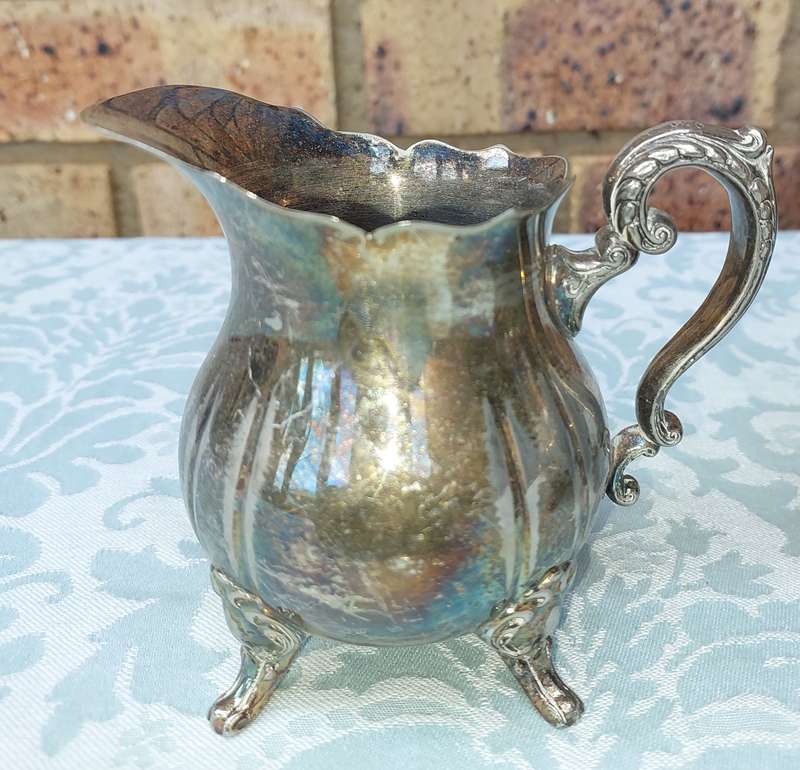 AN ORNATE VICTORIAN STYLE TEA AND MILK JUG SET VINERS INTERNATIONAL