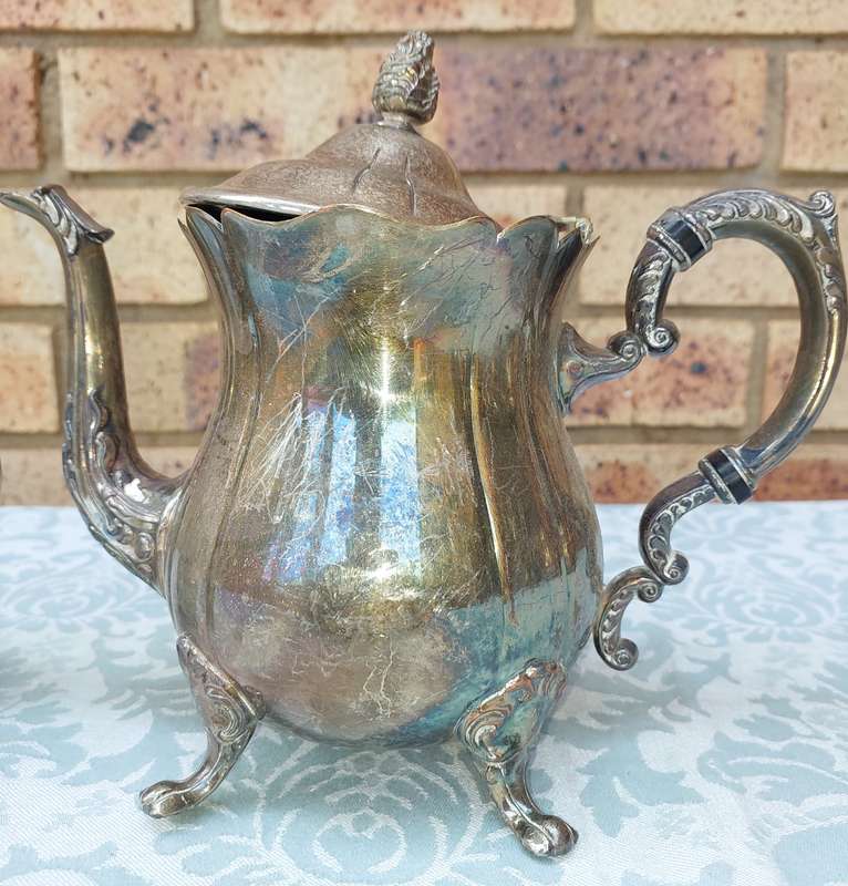 AN ORNATE VICTORIAN STYLE TEA AND MILK JUG SET VINERS INTERNATIONAL