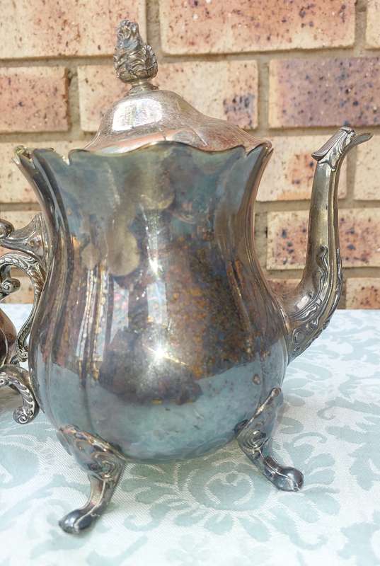 AN ORNATE VICTORIAN STYLE TEA AND MILK JUG SET VINERS INTERNATIONAL