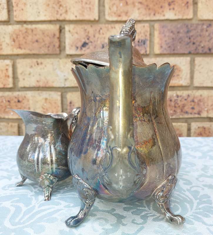 AN ORNATE VICTORIAN STYLE TEA AND MILK JUG SET VINERS INTERNATIONAL