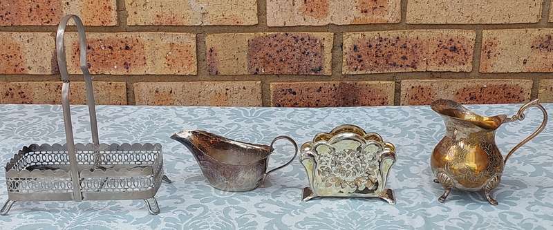 A VINTAGE JOBLOT KITCHENALIA UTENSILS