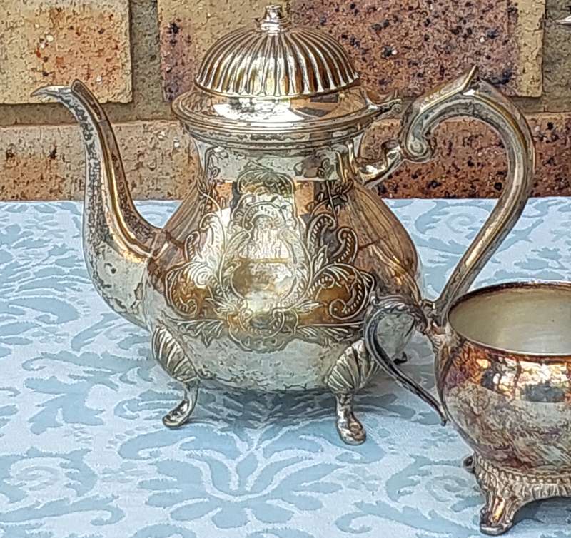 A VINTAGE SILVERPLATED ORNATE EDWARDIAN STYLE TEA JUG SET
