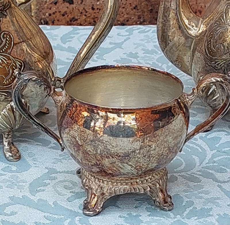 A VINTAGE SILVERPLATED ORNATE EDWARDIAN STYLE TEA JUG SET