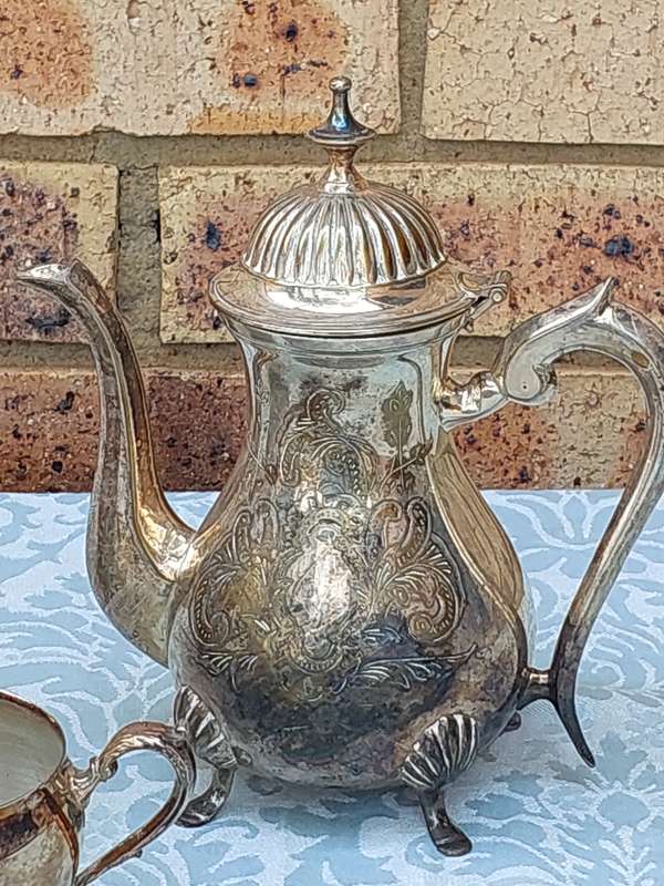 A VINTAGE SILVERPLATED ORNATE EDWARDIAN STYLE TEA JUG SET