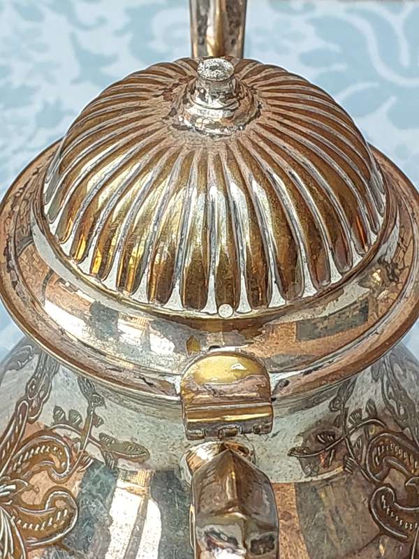 A VINTAGE SILVERPLATED ORNATE EDWARDIAN STYLE TEA JUG SET