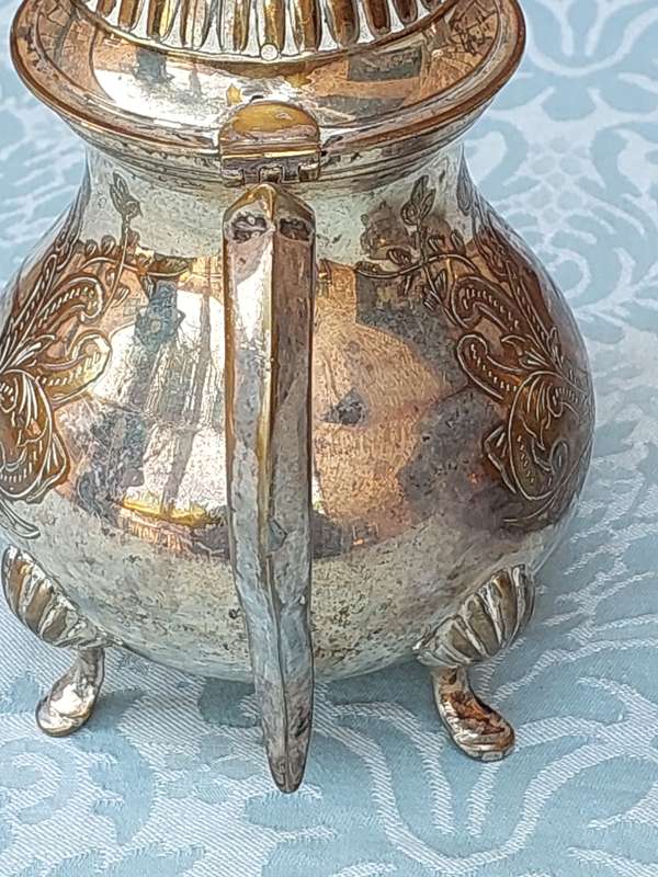 A VINTAGE SILVERPLATED ORNATE EDWARDIAN STYLE TEA JUG SET