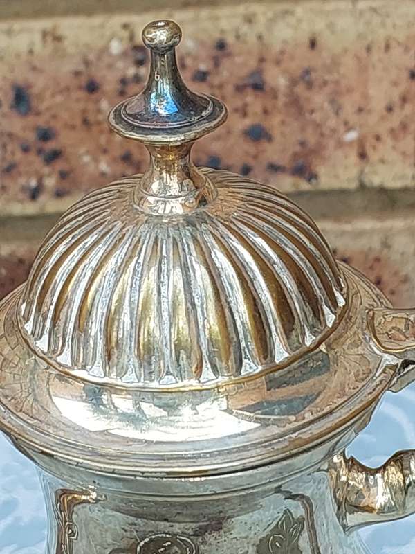 A VINTAGE SILVERPLATED ORNATE EDWARDIAN STYLE TEA JUG SET