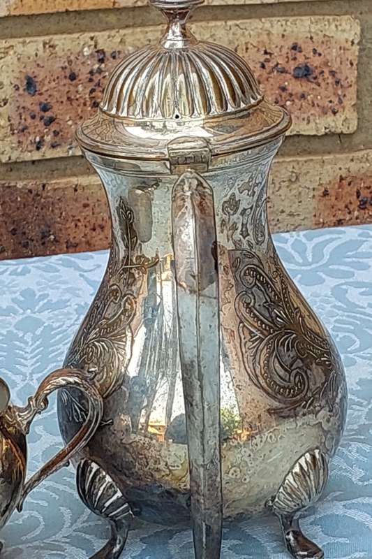 A VINTAGE SILVERPLATED ORNATE EDWARDIAN STYLE TEA JUG SET