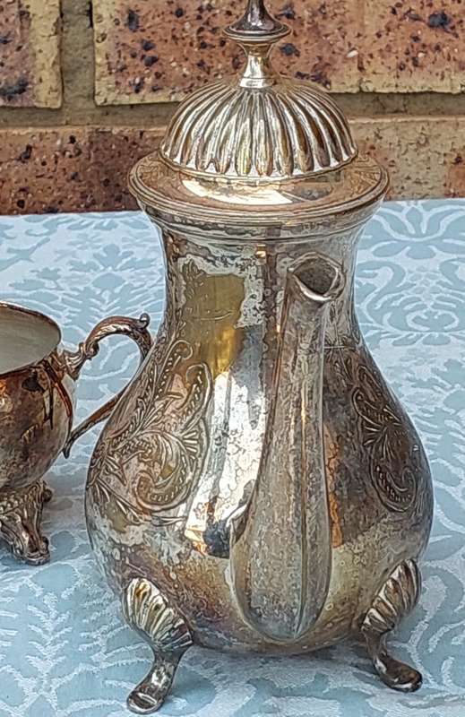 A VINTAGE SILVERPLATED ORNATE EDWARDIAN STYLE TEA JUG SET