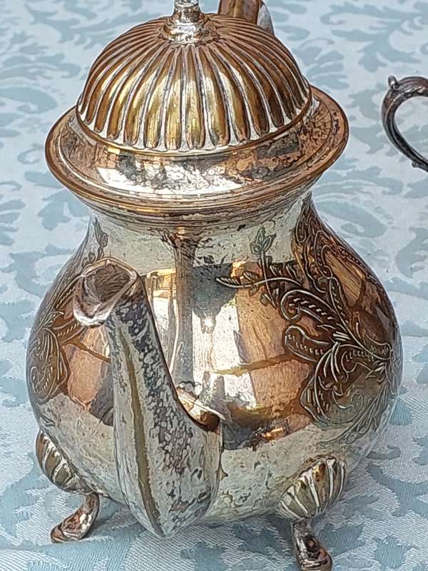 A VINTAGE SILVERPLATED ORNATE EDWARDIAN STYLE TEA JUG SET