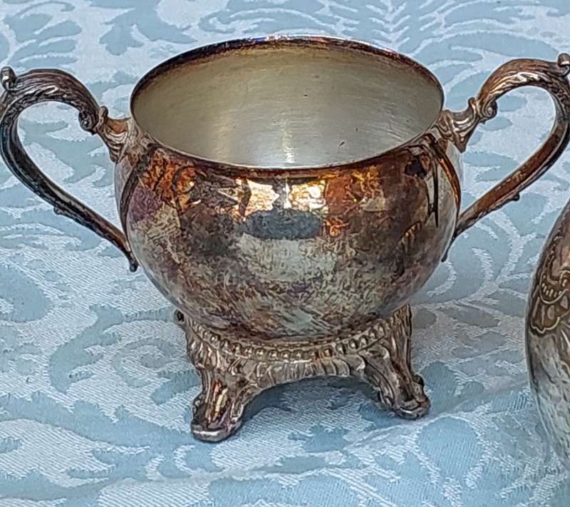 A VINTAGE SILVERPLATED ORNATE EDWARDIAN STYLE TEA JUG SET