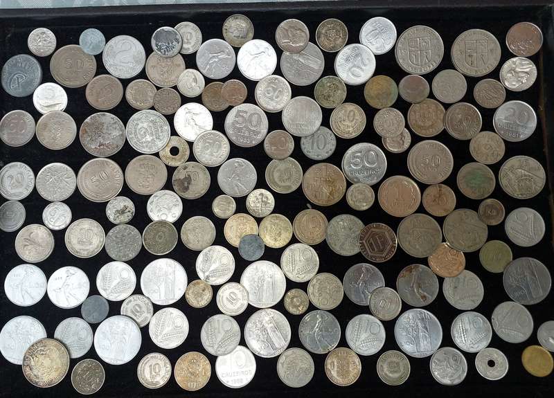 A VINTAGE JOBLOT INTERNATIONAL COINS