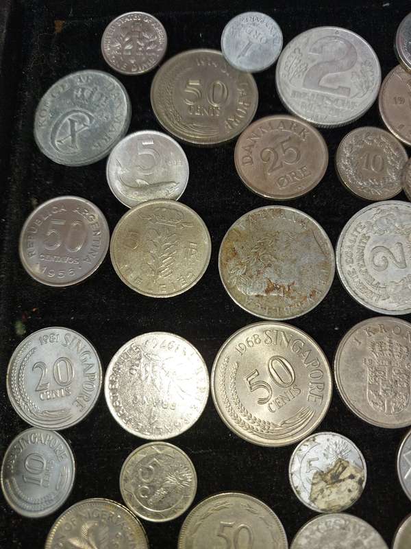 A VINTAGE JOBLOT INTERNATIONAL COINS