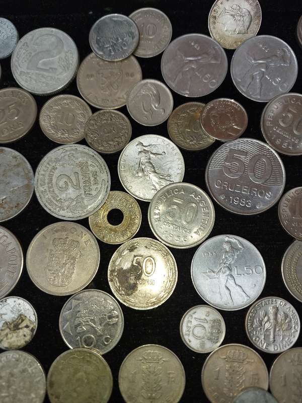 A VINTAGE JOBLOT INTERNATIONAL COINS