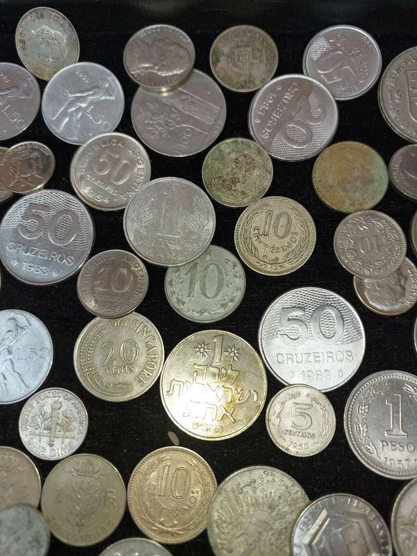 A VINTAGE JOBLOT INTERNATIONAL COINS