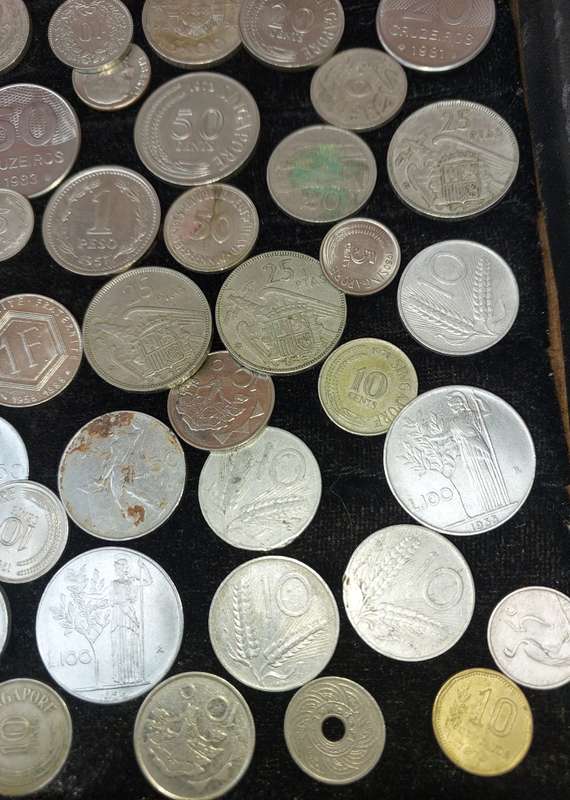 A VINTAGE JOBLOT INTERNATIONAL COINS