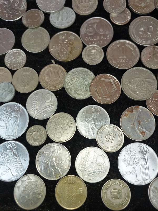 A VINTAGE JOBLOT INTERNATIONAL COINS