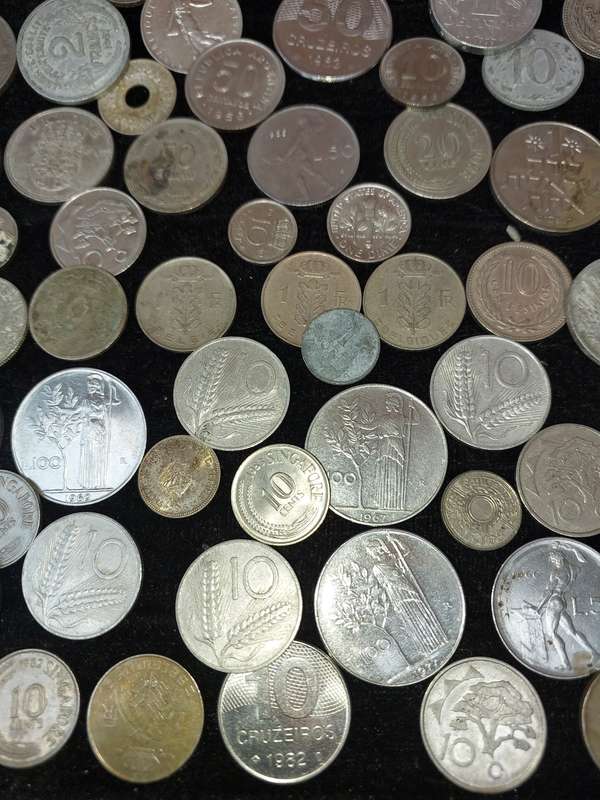 A VINTAGE JOBLOT INTERNATIONAL COINS